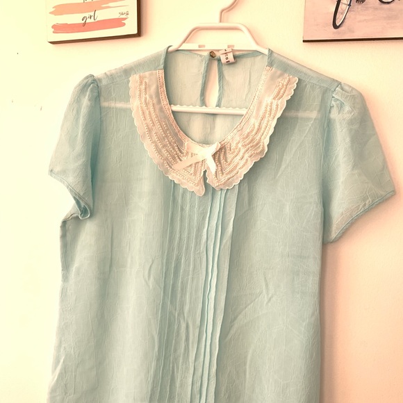 Very chic sky blue top. - Picture 2 of 2